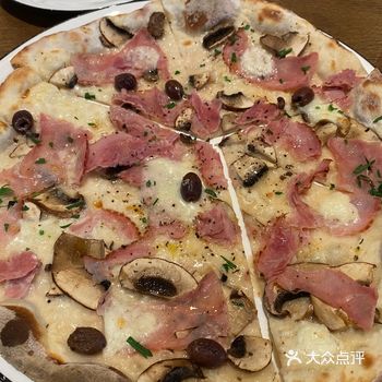 服务员态度也很好。「特级皇后披萨」薄底