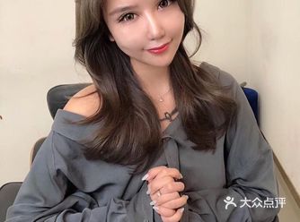 雾棕色，这款发色要低调很多