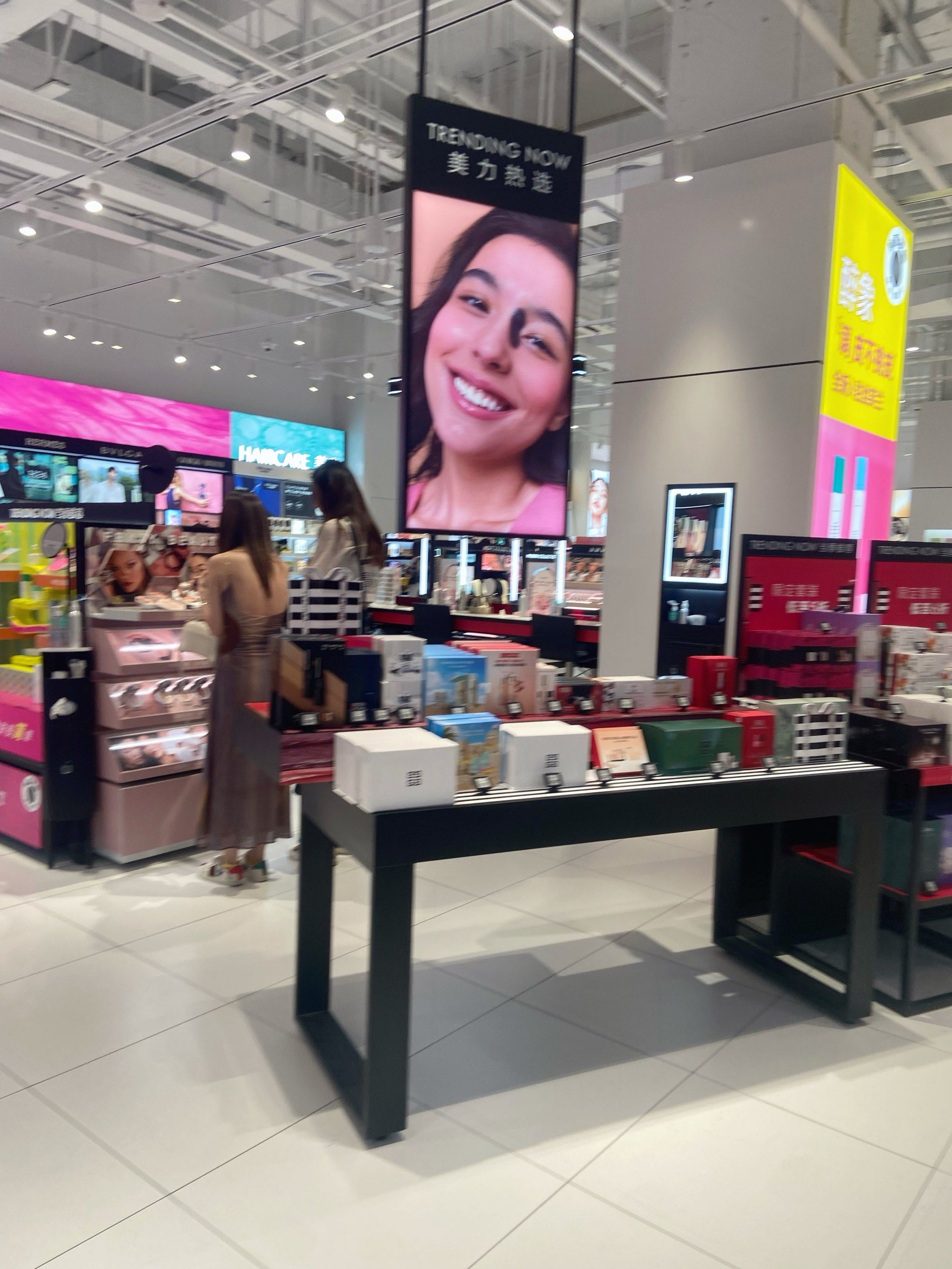 拥有超过1000家门店,途径遍布巴黎,米兰,罗马,马德里,巴塞罗那,华沙