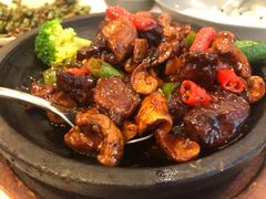 石锅蘑菇黑椒牛肉粒-鹿港小镇(黄金店)