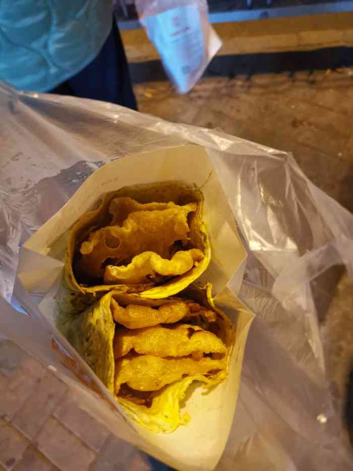 晚上8点才开始营业,他家的煎饼特别好吃,是每次出差必买的,他家是天津