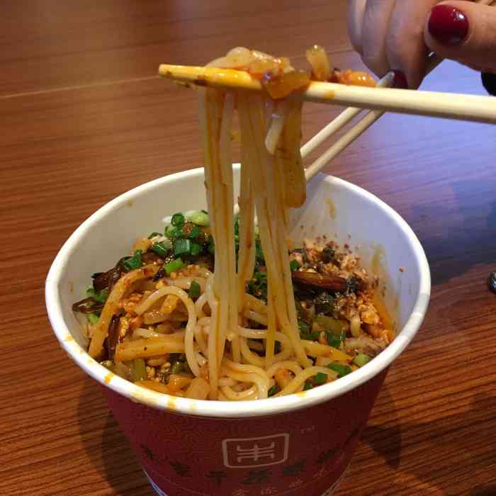 朱家干捞螺蛳粉(风情港店)-"挺大的店,从风情港那个坡走下去到坡底的