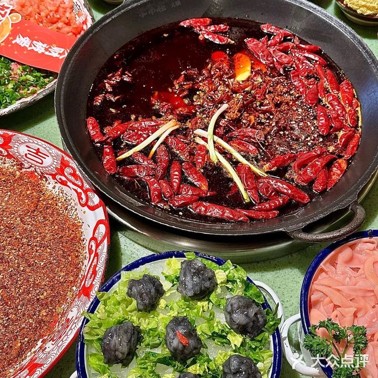 重庆人吃火锅已经！炫一大盆辣椒了