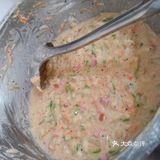 制作方法。先把鸡蛋打散加上面，把西葫芦擦成丝儿
