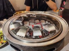 招牌活烤鳗鱼-围炉肉舍•炭烤活鳗•丹东海鲜烤肉(步行街店)