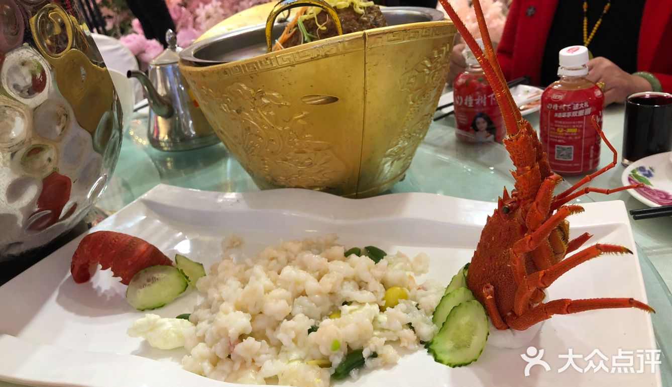 婚宴前一天的晚饭由于人数太多包间坐不下