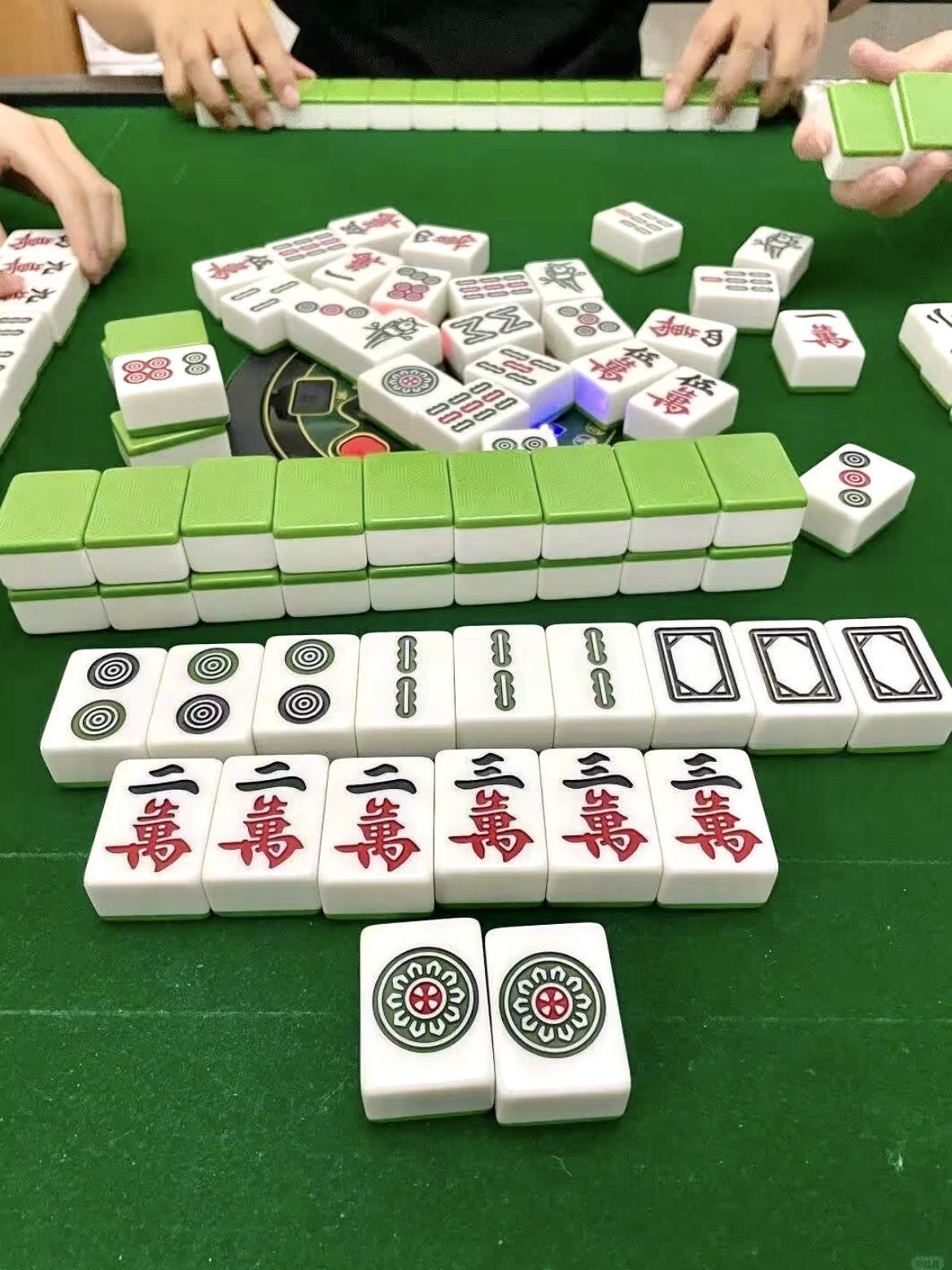 终于理解那些通宵打麻将的人了.
打麻将前:我这辈子不可能打麻将!
