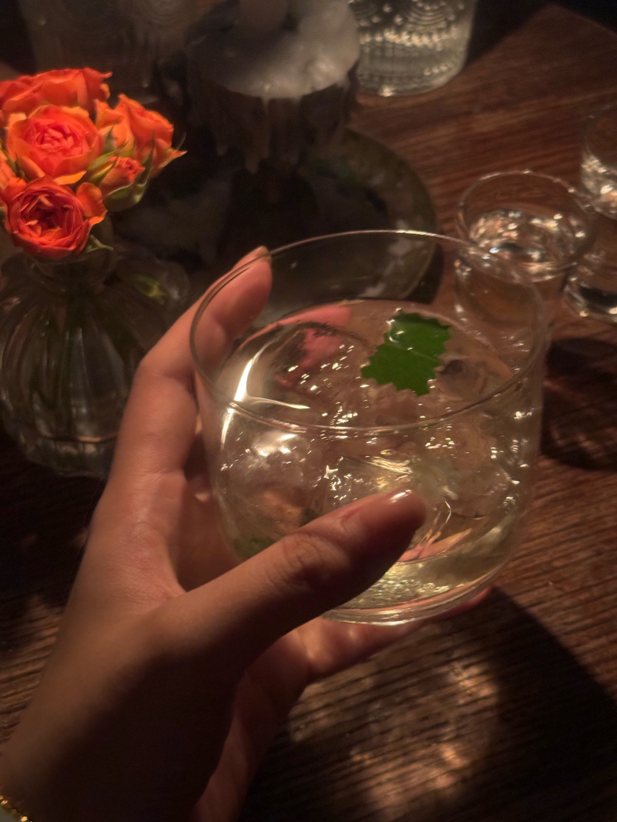 手指轻点酒杯边