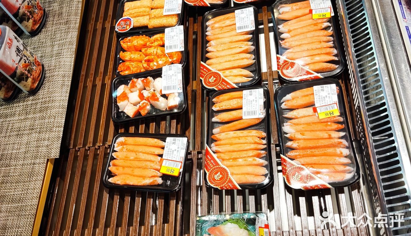 紧紧追随贴标签的店员[加油]