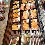 紧紧追随贴标签的店员[加油]