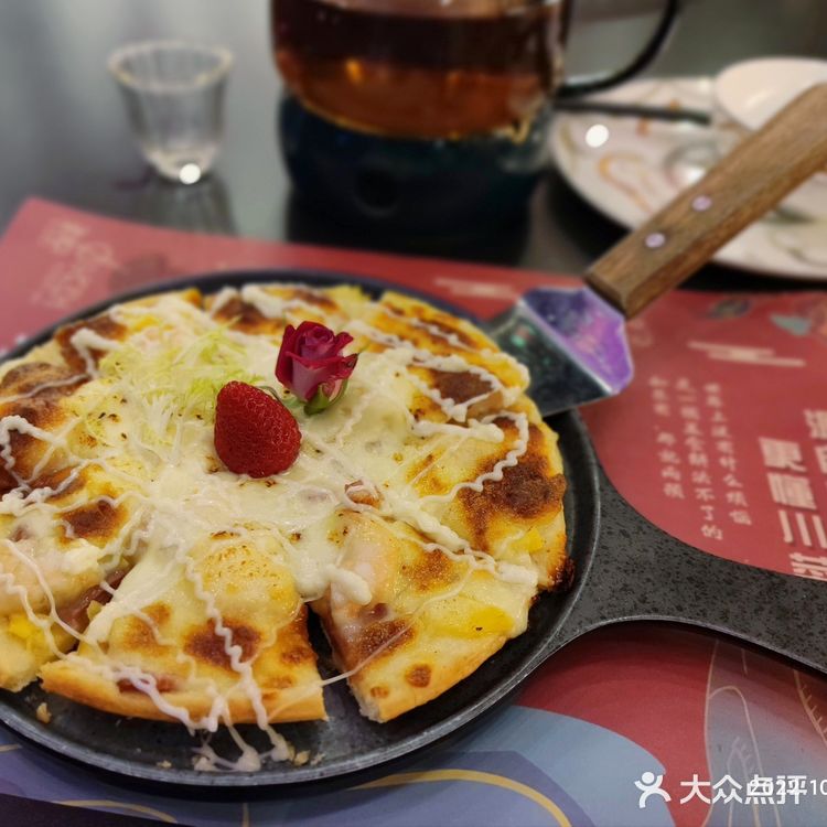 没赶上夕阳，但赶上了夜景和表演，凉爽的秋天在户外吃饭[牛排]。