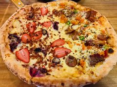 草莓拼狂野披萨-盘炉forenza·云贵川融合小食堂 ( 钟楼中柳巷店)