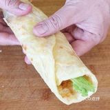 用手将饼皮摊平，盖锅焖上一分钟。一分钟后打开翻面