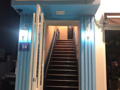 从这个小门上二楼-Cafe de Paris(林荫路店)