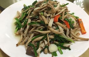 Leek and Camphor Tree Mushroom Stir-fry