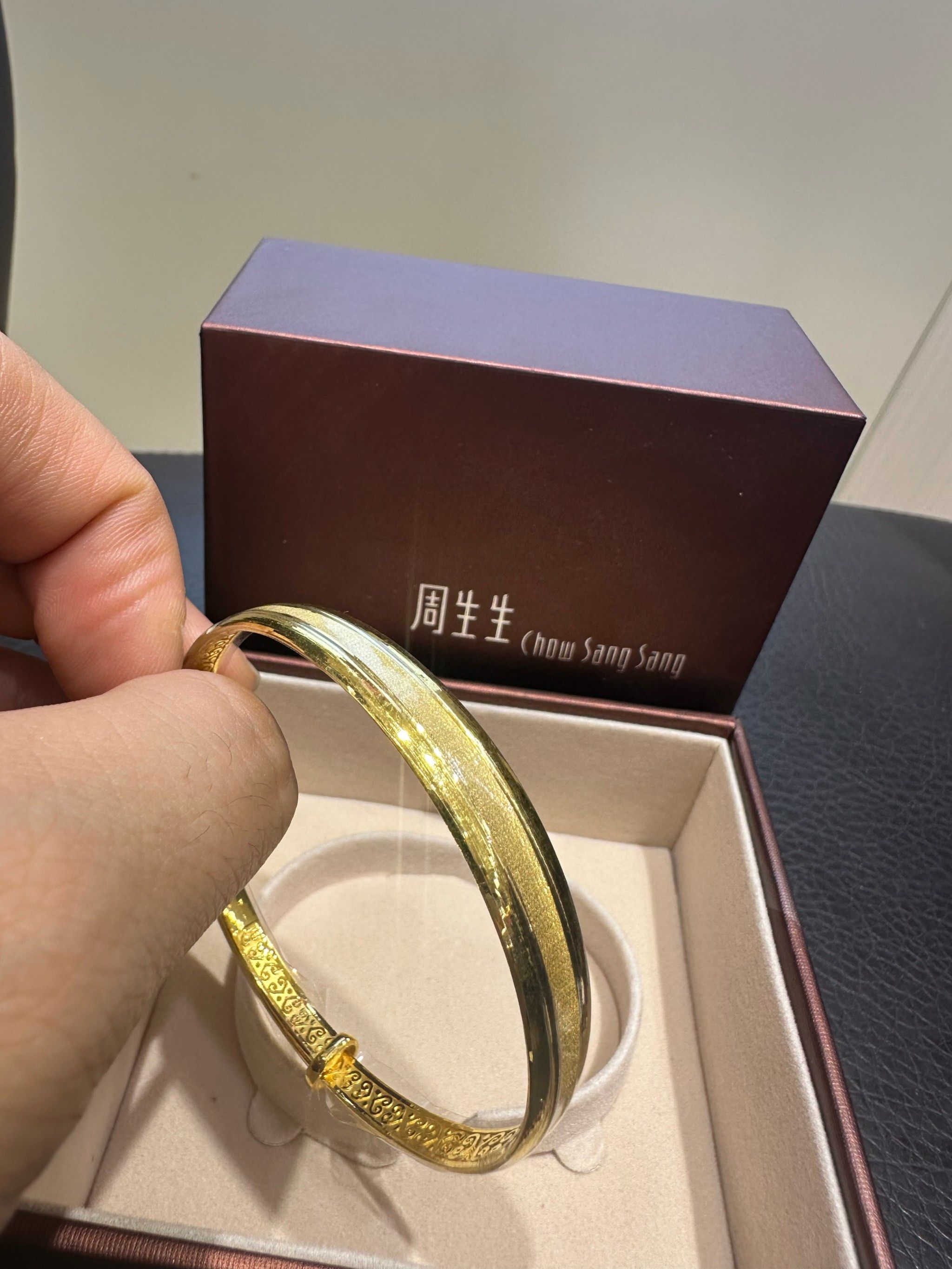 周生生足金手镯