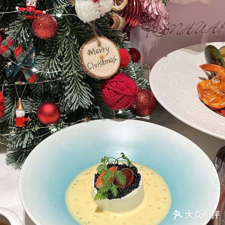 这家西餐厅的圣诞氛围浓度达到了1000%