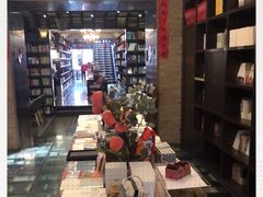 -钟书阁(松江泰晤士小镇店)