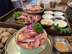 -围炉肉舍•炭烤活鳗•丹东海鲜烤肉(步行街店)