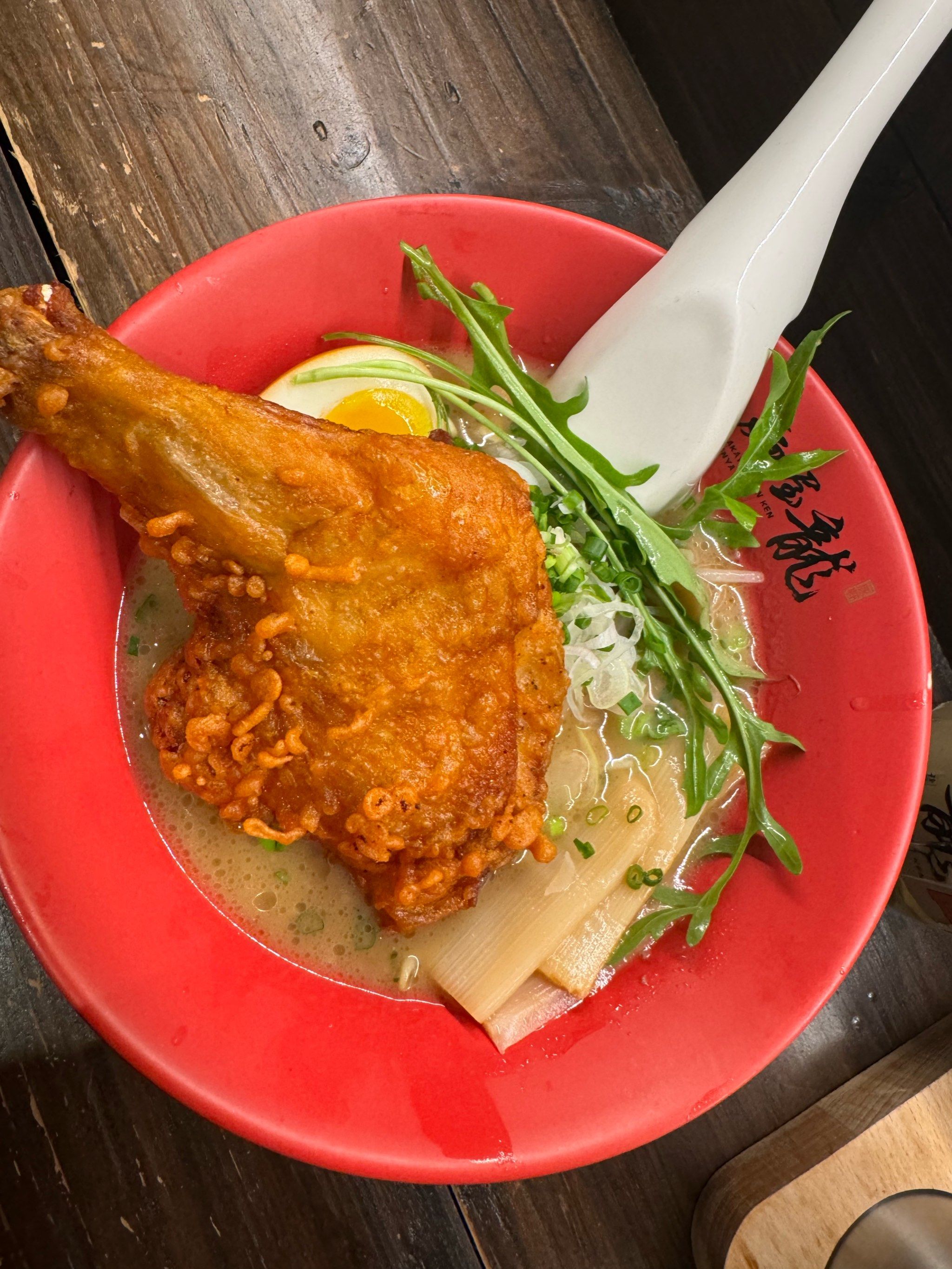 日本拉面日式豚骨拉面 炸鸡腿 鸡腿也太大一个了吧 炸的酥脆的鸡腿