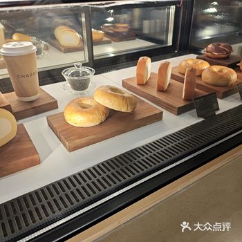 霸王茶姬长宁龙之梦店自动扶梯下来就到，位置绝佳