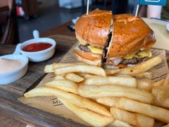 双层牛肉培根汉堡-Magnet磁食(愚园路店)