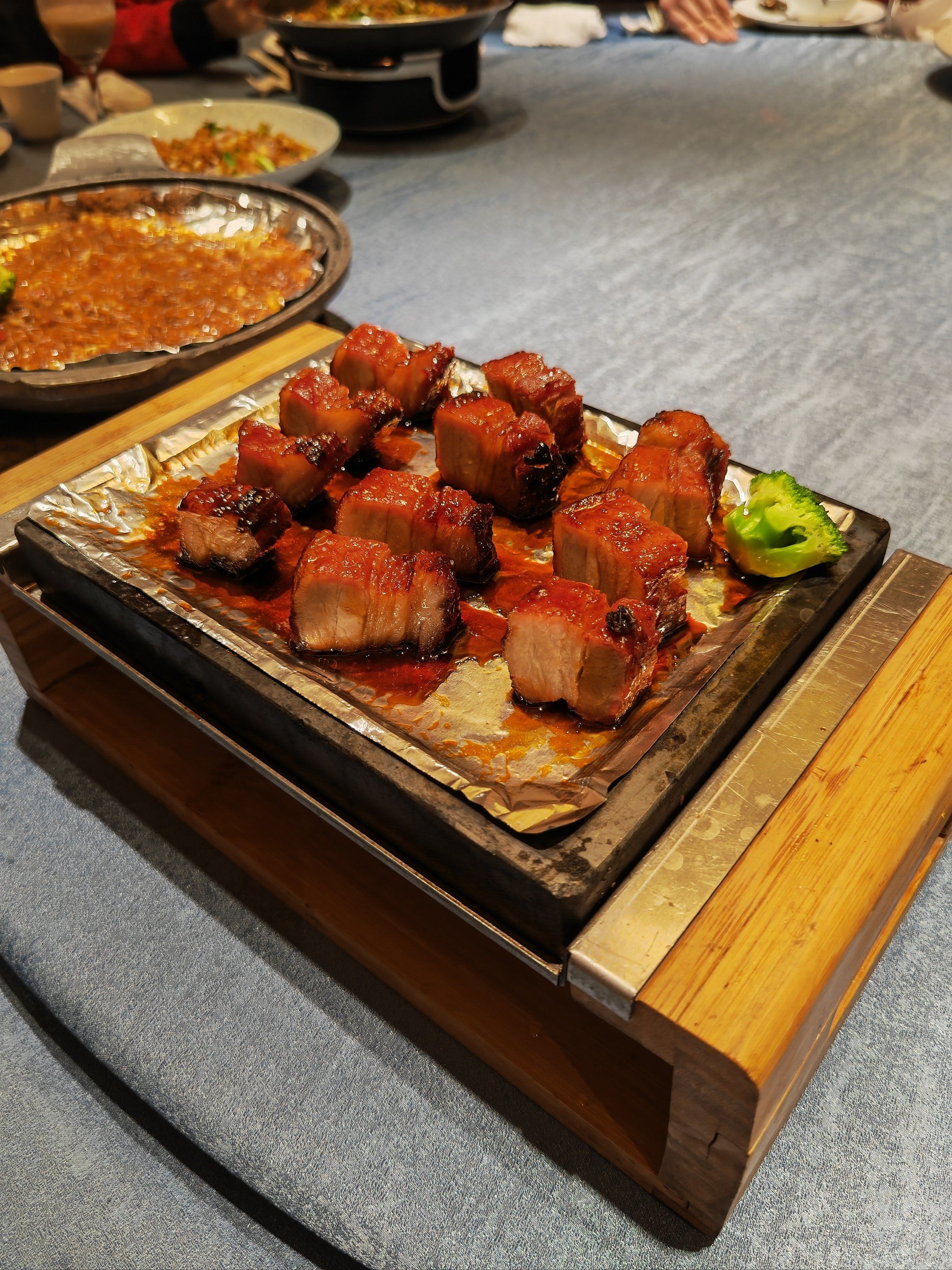 宝藏川菜餐厅里面的特色菜品～招牌炭烤肉