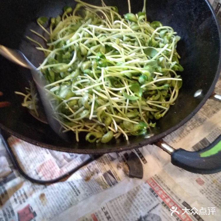 自家种的黑豆芽炒着吃