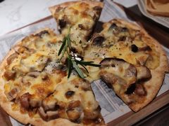 牛肝菌烤鸡肉披萨-卡朋西餐(较场西路店)