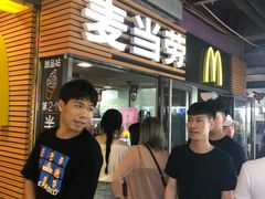 等位区-麦当劳(东急新天地店)