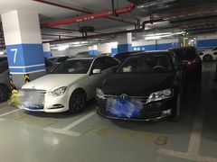 -绿地缤纷城-停车场