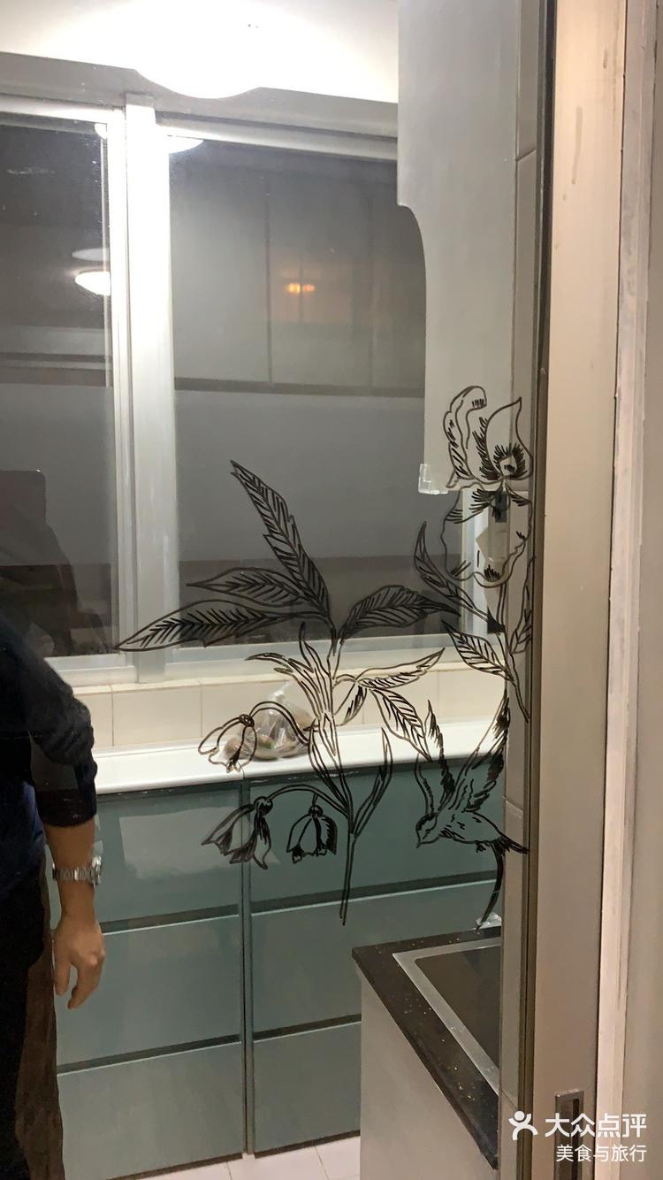 玻璃门上贴个腰封好吗