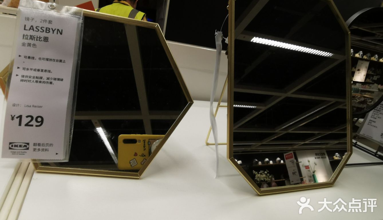 这个系列的镜子都采用黄铜色的金属镜框