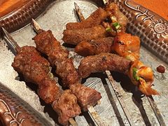 烤羊肉串-阿里家·新疆烤肉酒場 by MIG