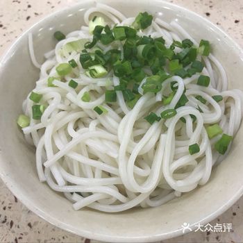 吃粉干一定要加虾油和香醋，最后再撒上葱花，这样才够正宗！