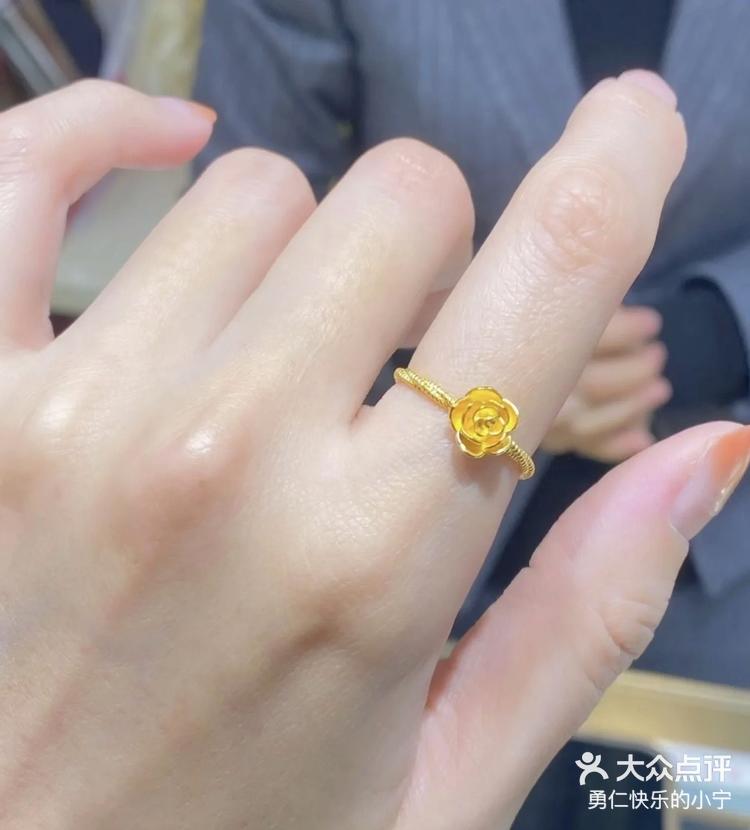 幸福在手上开花了,浪漫的不是玫瑰花,而是你送我的玫瑰花戒指永