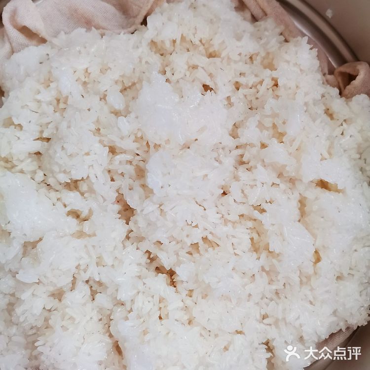 浇上馅还有一点汤汁,撒上葱花,把蛋皮周边折起来包好后