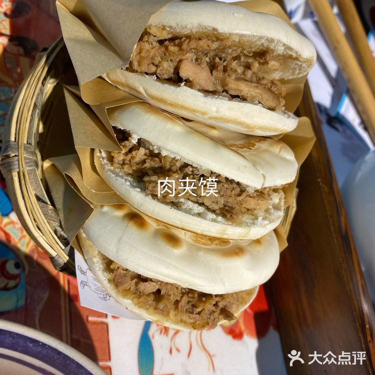 钟楼附近的长安大排档之上元灯会