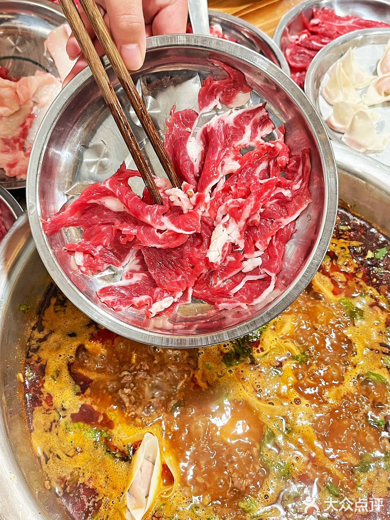 成都美食冒险！苍蝇馆子里的美味牛肉火锅！