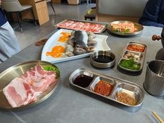 -围炉肉舍•炭烤活鳗•丹东海鲜烤肉(步行街店)