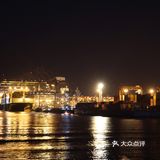 中秋夜看月出东方 从山后升起倒映在水中