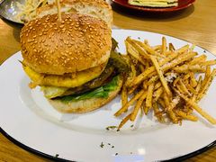 27&nbsp;牛肉汉堡-HELLO 27 意面·沙拉·帕尼尼