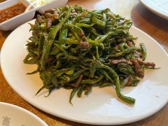 鲜豆角丝炒肉-姥姥家春饼店(惠新东街店)