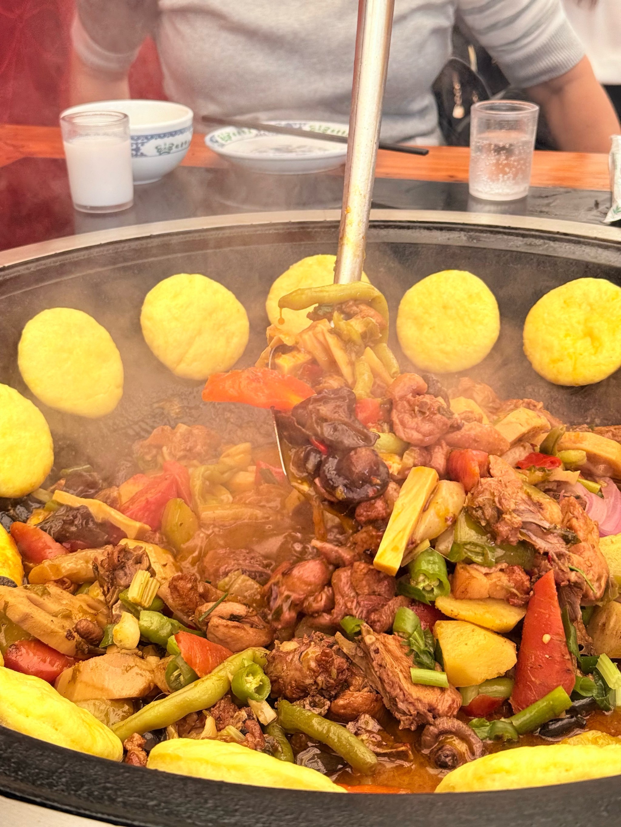 龙泉山桃花故里,大观园柴火鸡