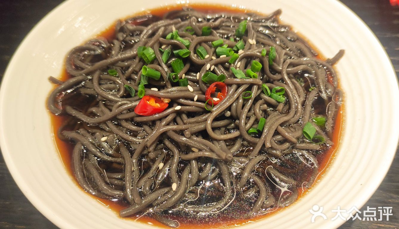 不输牛蛙。烤鸭也很让人惊艳，没想到不输烤鸭店