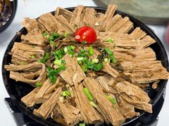 -刘姐啤酒鱼民族演艺餐厅(西街总店)