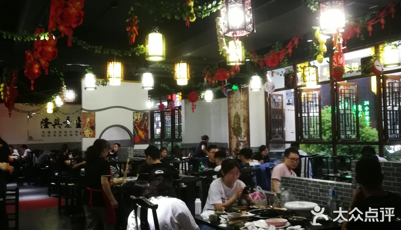 份量也不多,服务态度是比较好的,环境还算可以吧