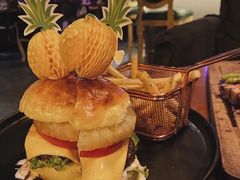 夏威夷菠萝牛肉芝士汉堡-TiKi餐厅酒吧