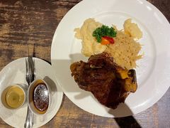 烤猪肘配酸菜土豆泥-兰特伯爵西餐厅·啤酒屋(方庄店)
