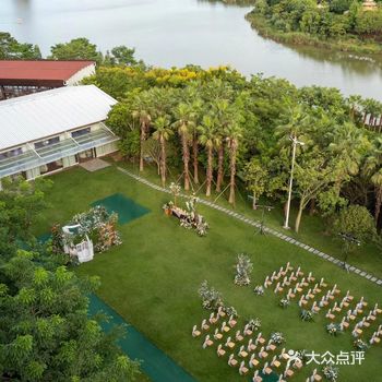 欣赏着大自然的美，赞美大自然，回归于大自然